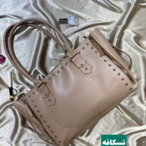 زنانه بزرگ جلو پرچی